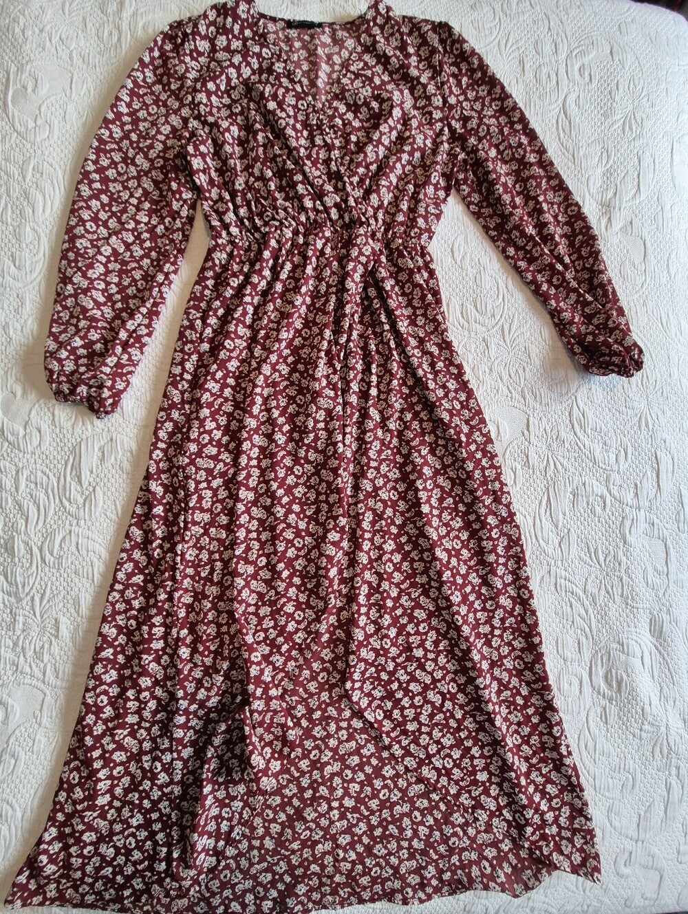 Pretty Garden Medium burgundy floral dress classic faux-wrap silhouette EUC